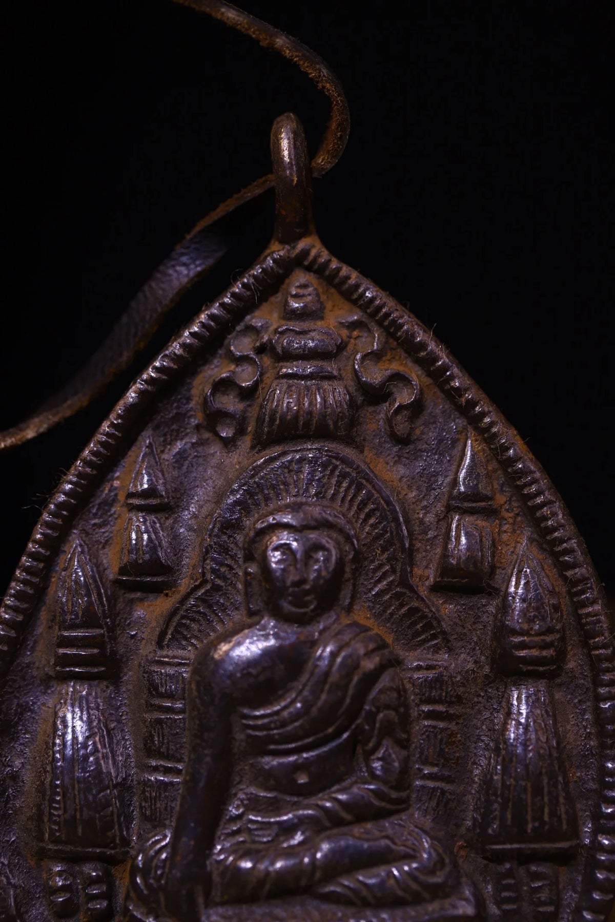 Pingente Amuleto Budista de Bronze Antigo com Cinábrio, Buda Shakyamuni, Buda Amitabha, Padrão de Nicho, Dharam