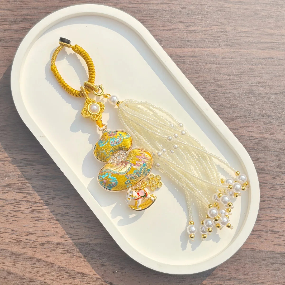 Pingente de Cabaça Auspiciosa Chinesa Artesanal com Bordado de Brocado Song e Borla de Contas, Charm para Bolsa e Enfeite para Carro, para Boa Sorte e Fortuna