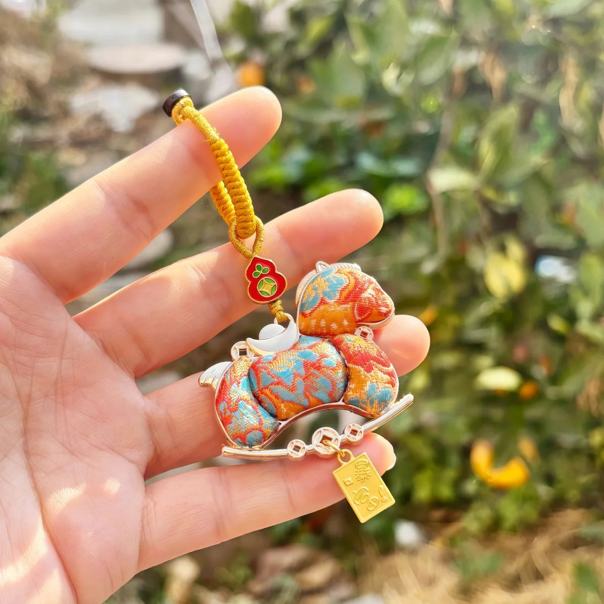 Pingente de Cabaça Auspiciosa Chinesa Artesanal com Bordado de Brocado Song e Borla de Contas, Charm para Bolsa e Enfeite para Carro, para Boa Sorte e Fortuna