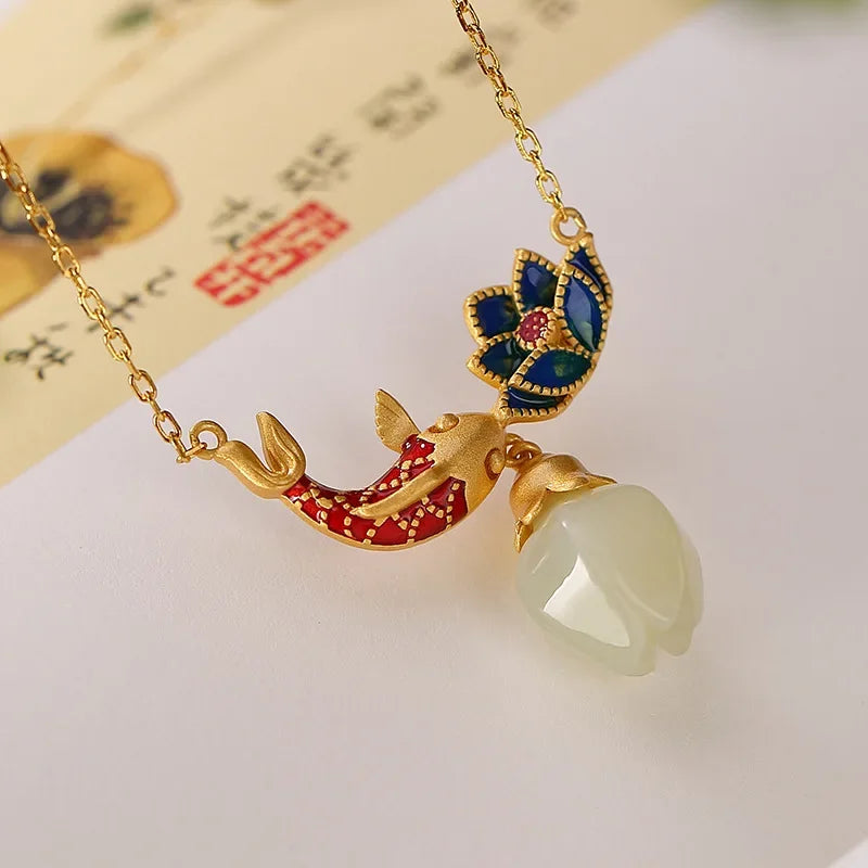 Collar de jade con loto y koi esmaltado
