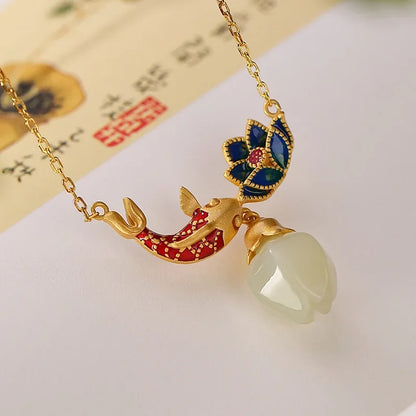 Collar de jade con loto y koi esmaltado