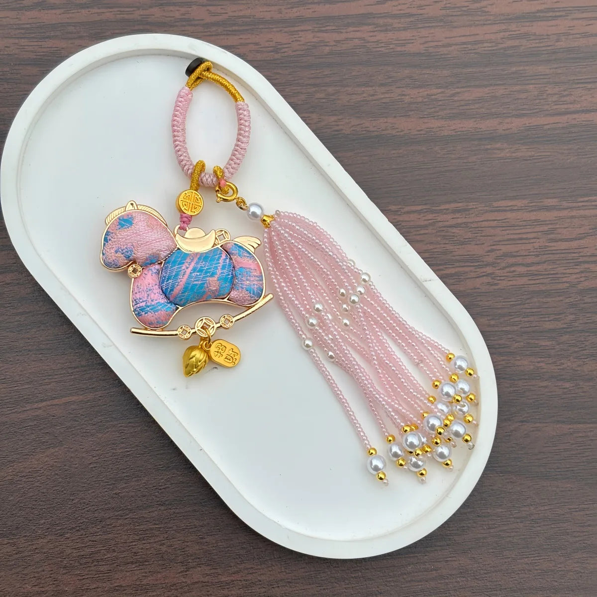 Pingente de Cabaça Auspiciosa Chinesa Artesanal com Bordado de Brocado Song e Borla de Contas, Charm para Bolsa e Enfeite para Carro, para Boa Sorte e Fortuna