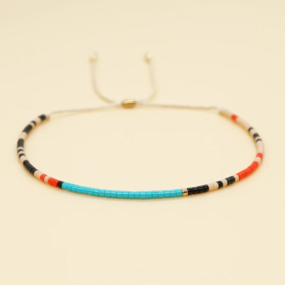 Pulsera Mosaico Fino: Abalorios de Color. Diseño y acabado de la pieza mostrada.