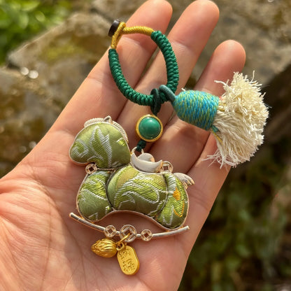 Pingente de Cabaça Auspiciosa Chinesa Artesanal com Bordado de Brocado Song e Borla de Contas, Charm para Bolsa e Enfeite para Carro, para Boa Sorte e Fortuna