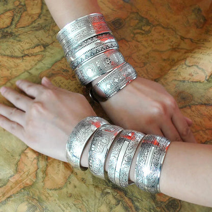 Brazalete Herencia: Motivos Grabados. Diseño y acabado de la pieza mostrada.