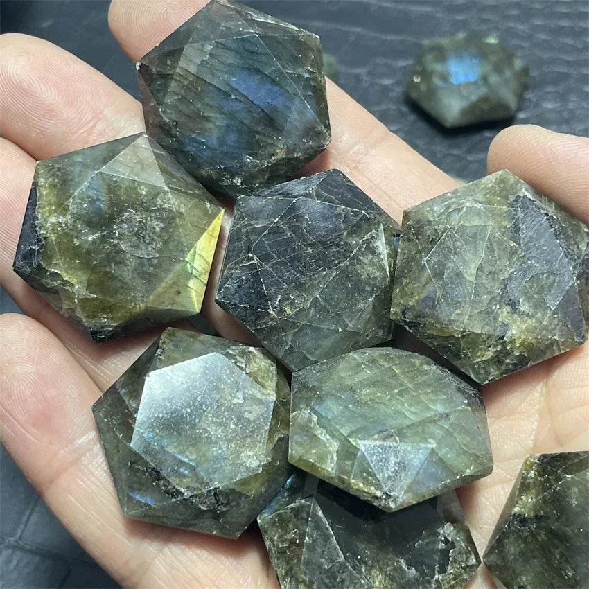 Pingente de cristal natural de labradorita com hexagrama esculpido, pedra de energia mega satélite.