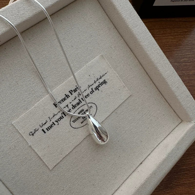 Collar largo con colgante de gota
