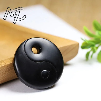 Colgante Bagua de obsidiana tallada