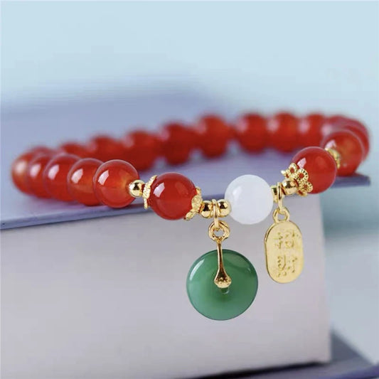 Pulsera Carmesí: Cuentas y Colgante. Diseño y acabado de la pieza mostrada.