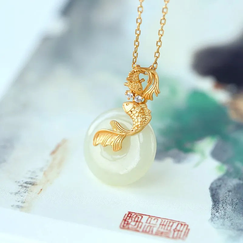 Colar Feminino Estilo Chinês com Pingente de Peixe Koi da Sorte e Fivela da Paz, Imitação de Jade Branco, Corrente Banhada a Ouro de 40 Mais 5 cm, Fortuna