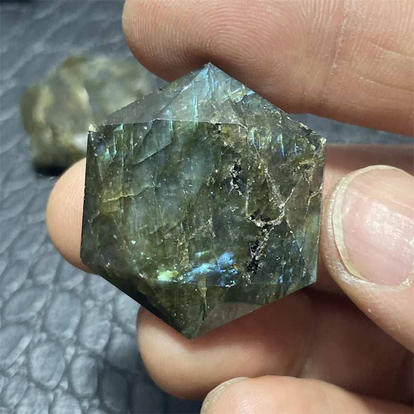 Pingente de cristal natural de labradorita com hexagrama esculpido, pedra de energia mega satélite.