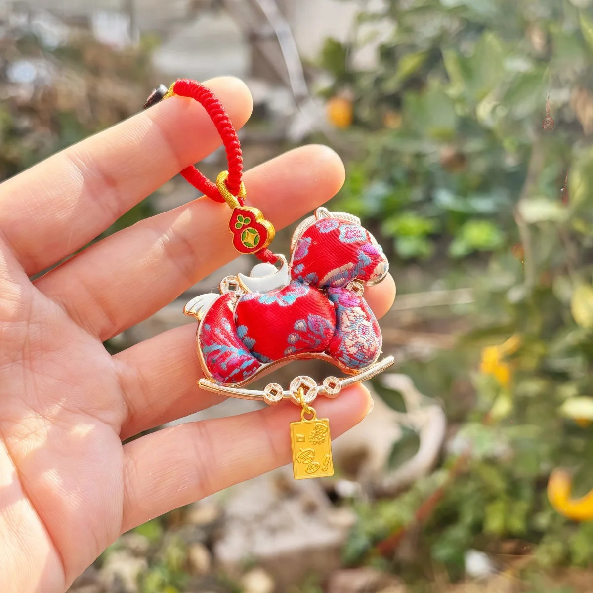 Pingente de Cabaça Auspiciosa Chinesa Artesanal com Bordado de Brocado Song e Borla de Contas, Charm para Bolsa e Enfeite para Carro, para Boa Sorte e Fortuna