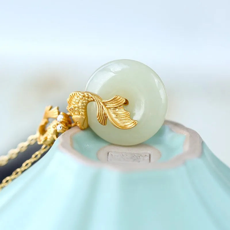 Colar Feminino Estilo Chinês com Pingente de Peixe Koi da Sorte e Fivela da Paz, Imitação de Jade Branco, Corrente Banhada a Ouro de 40 Mais 5 cm, Fortuna