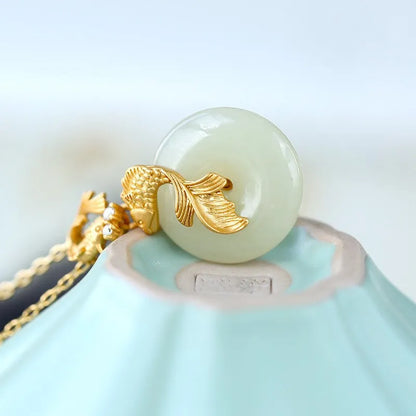 Colar Feminino Estilo Chinês com Pingente de Peixe Koi da Sorte e Fivela da Paz, Imitação de Jade Branco, Corrente Banhada a Ouro de 40 Mais 5 cm, Fortuna