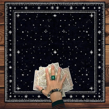 Mantel Noche Serena: Tarot. Diseño y acabado de la pieza mostrada.