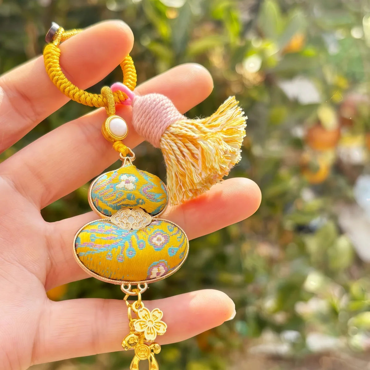 Pingente de Cabaça Auspiciosa Chinesa Artesanal com Bordado de Brocado Song e Borla de Contas, Charm para Bolsa e Enfeite para Carro, para Boa Sorte e Fortuna