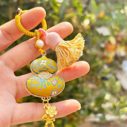 Pingente de Cabaça Auspiciosa Chinesa Artesanal com Bordado de Brocado Song e Borla de Contas, Charm para Bolsa e Enfeite para Carro, para Boa Sorte e Fortuna