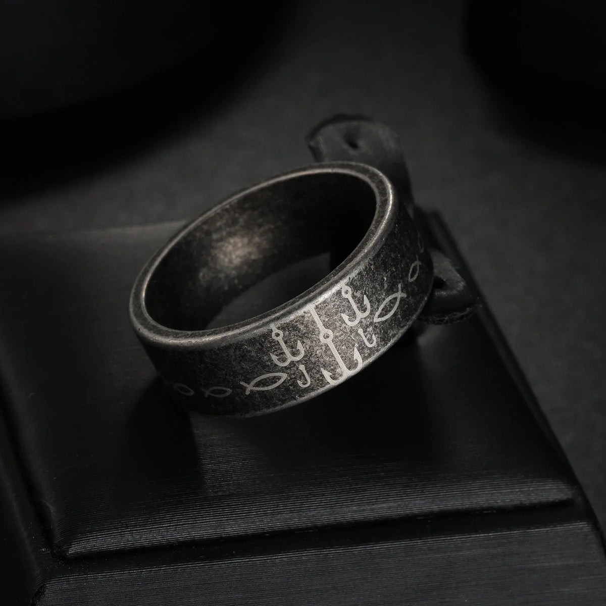 Anillo negro de acero con mantra, 8 mm