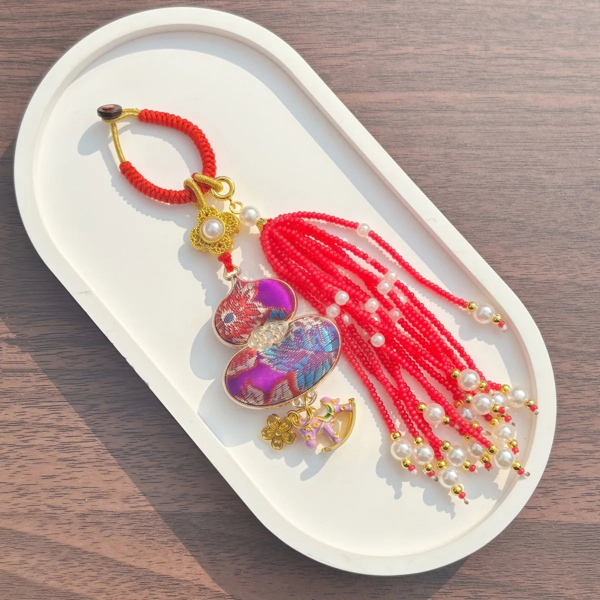 Pingente de Cabaça Auspiciosa Chinesa Artesanal com Bordado de Brocado Song e Borla de Contas, Charm para Bolsa e Enfeite para Carro, para Boa Sorte e Fortuna