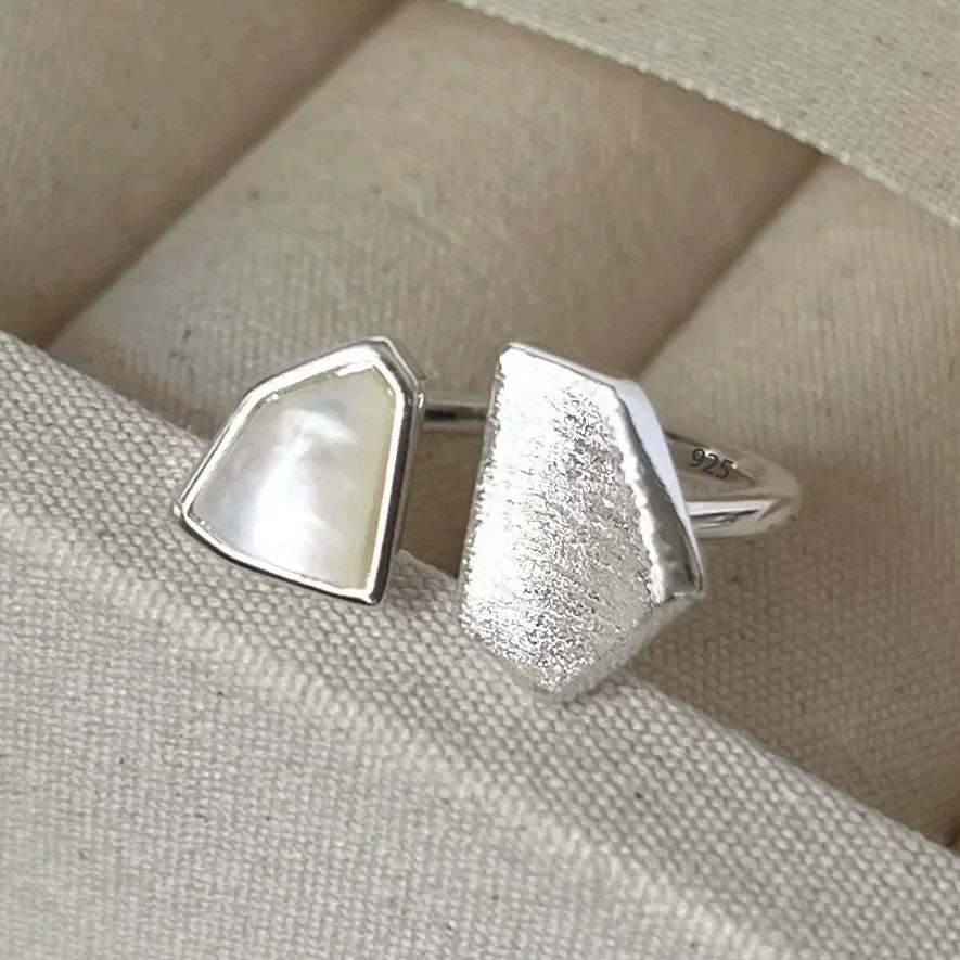 Anillo minimalista de piedra lunar