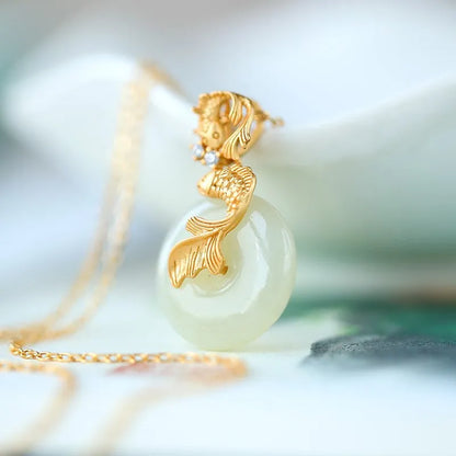 Colar Feminino Estilo Chinês com Pingente de Peixe Koi da Sorte e Fivela da Paz, Imitação de Jade Branco, Corrente Banhada a Ouro de 40 Mais 5 cm, Fortuna