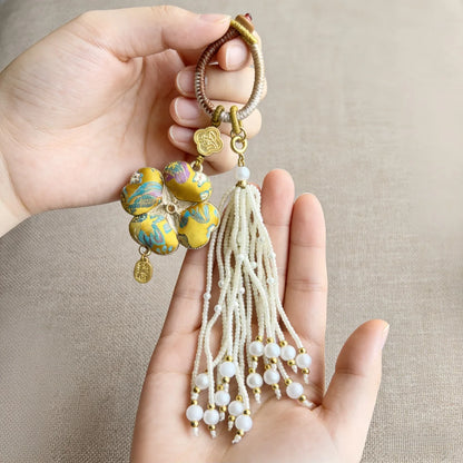 Pingente de Cabaça Auspiciosa Chinesa Artesanal com Bordado de Brocado Song e Borla de Contas, Charm para Bolsa e Enfeite para Carro, para Boa Sorte e Fortuna