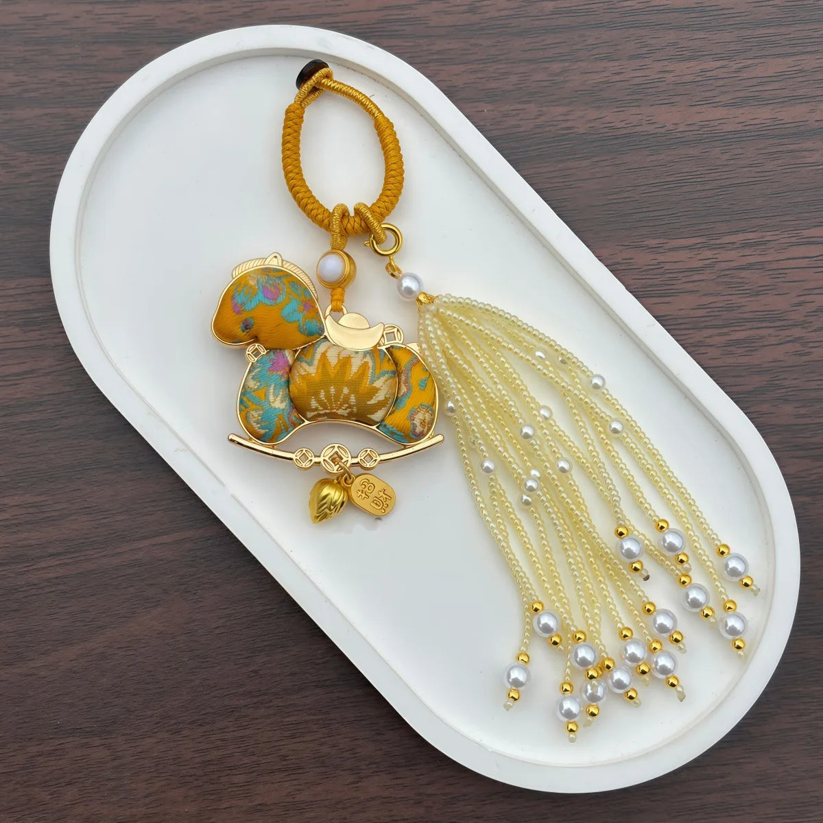 Pingente de Cabaça Auspiciosa Chinesa Artesanal com Bordado de Brocado Song e Borla de Contas, Charm para Bolsa e Enfeite para Carro, para Boa Sorte e Fortuna