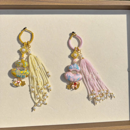 Pingente de Cabaça Auspiciosa Chinesa Artesanal com Bordado de Brocado Song e Borla de Contas, Charm para Bolsa e Enfeite para Carro, para Boa Sorte e Fortuna