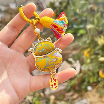 Pingente de Cabaça Auspiciosa Chinesa Artesanal com Bordado de Brocado Song e Borla de Contas, Charm para Bolsa e Enfeite para Carro, para Boa Sorte e Fortuna