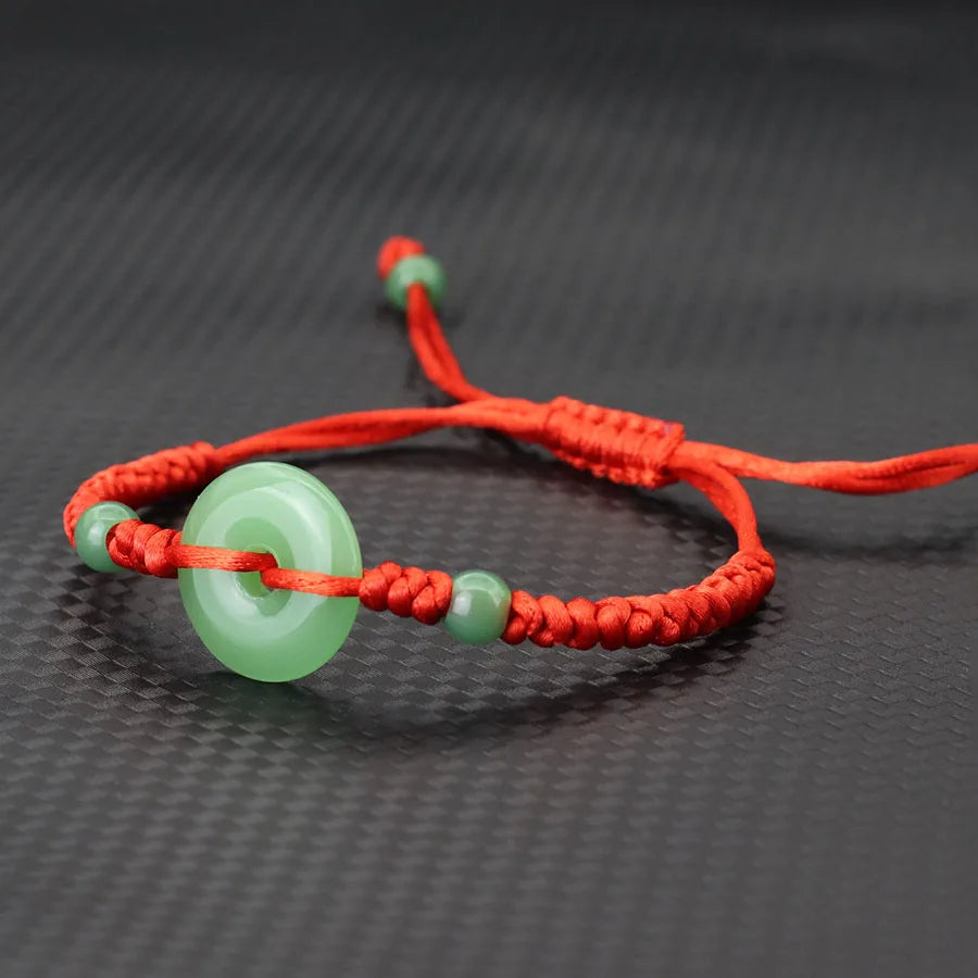 Pulsera roja con círculo de imitación jade