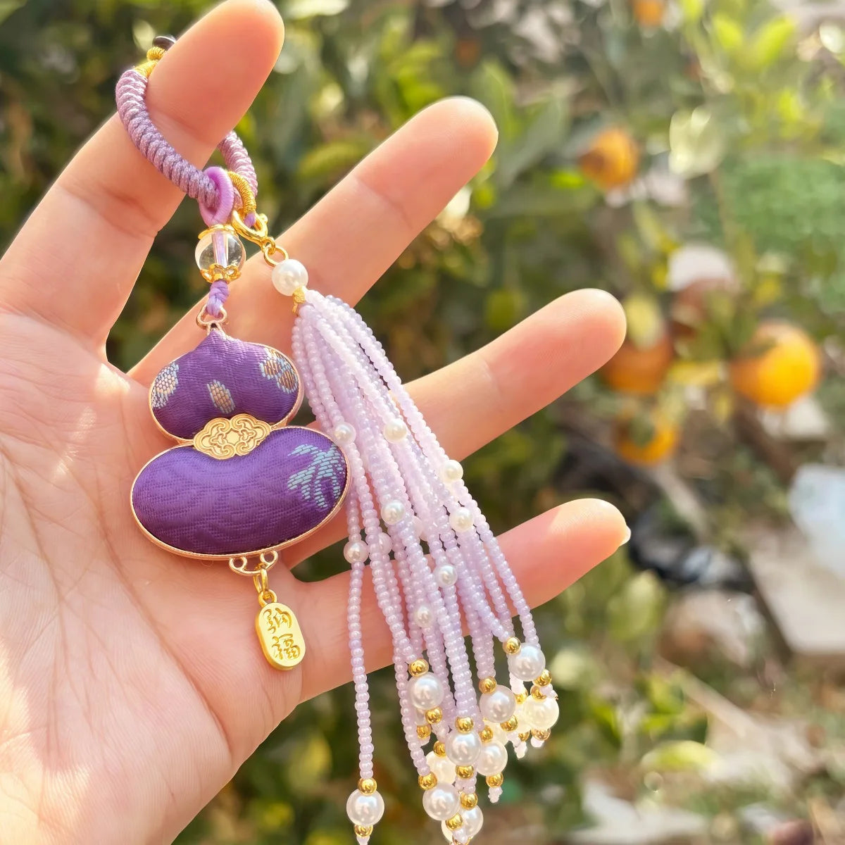 Pingente de Cabaça Auspiciosa Chinesa Artesanal com Bordado de Brocado Song e Borla de Contas, Charm para Bolsa e Enfeite para Carro, para Boa Sorte e Fortuna