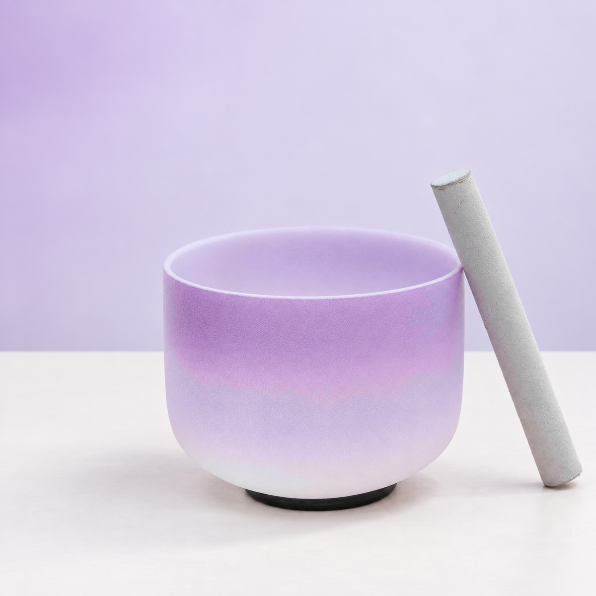 Cuenco Selene de cuarzo morado con degradado claro, baqueta y anillo de apoyo sobre fondo lavanda.